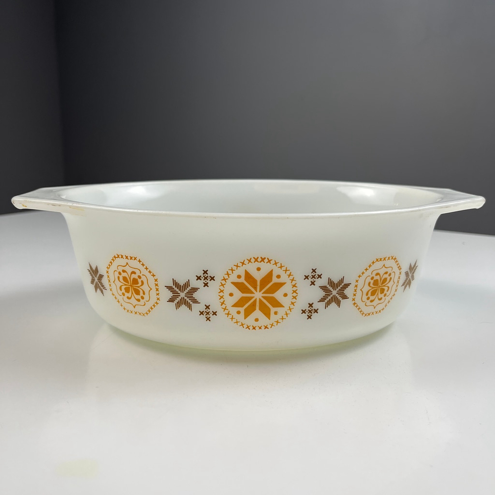 Pyrex 043 town and country casserole dish 1 1/2 qt White & Orange no lid